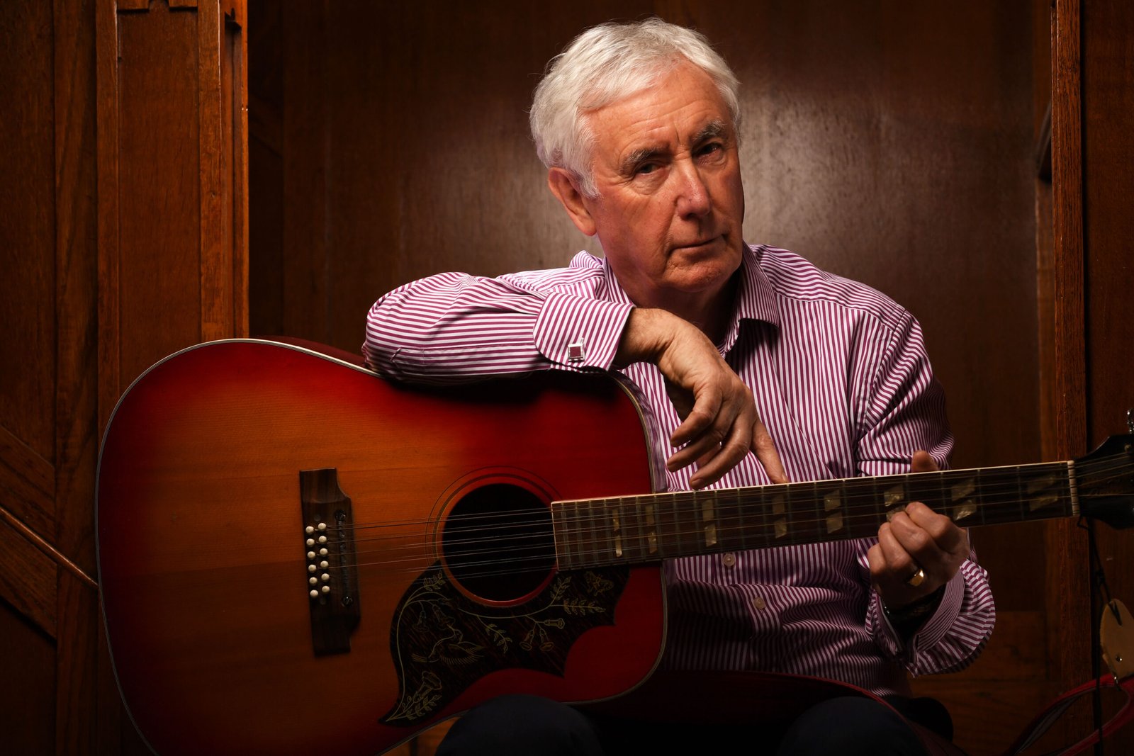 Les Walton at home with his acoustic guitar